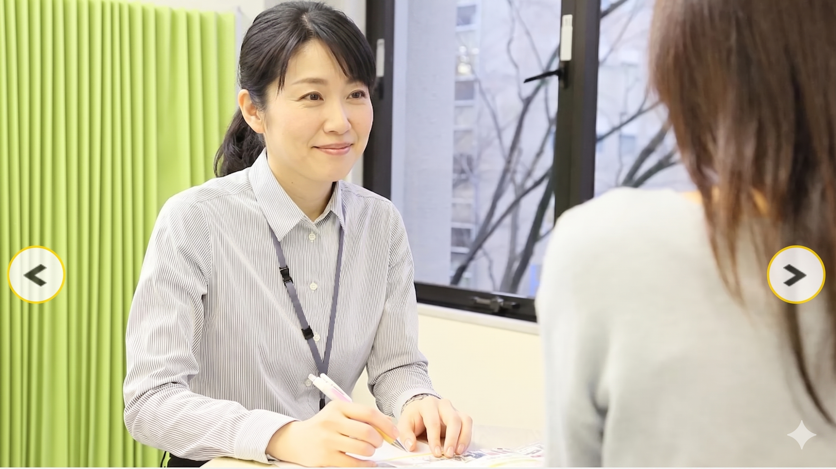 スタッフが相談しながら業務を進めている様子